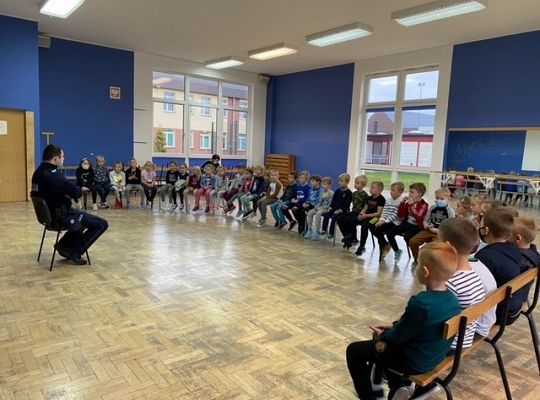 Policjant z wizytuą w klasach pierwszych