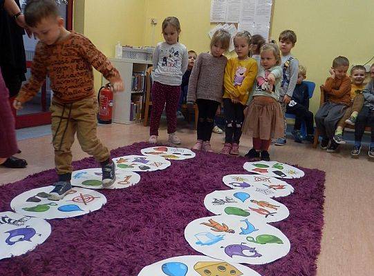 Jak poczytać, posłuchać  i pogłówkować, to tylko w bibliotece!