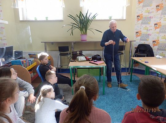 Jak  to „telefon miał kiedyś kabel?, „ a telefon komórkowy kiedyś nie był smart fonem?”.