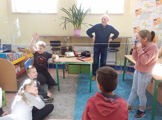 Jak  to „telefon miał kiedyś kabel?, „ a telefon komórkowy kiedyś nie był smart fonem?”.