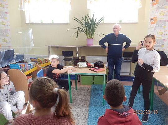 Jak  to „telefon miał kiedyś kabel?, „ a telefon komórkowy kiedyś nie był smart fonem?”.