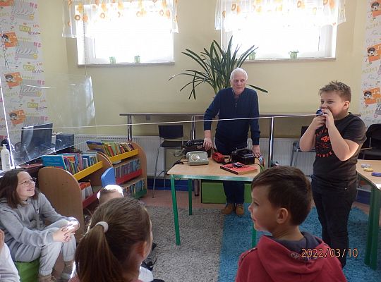 Jak  to „telefon miał kiedyś kabel?, „ a telefon komórkowy kiedyś nie był smart fonem?”.