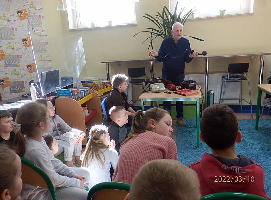 Jak  to „telefon miał kiedyś kabel?, „ a telefon komórkowy kiedyś nie był smart fonem?”.