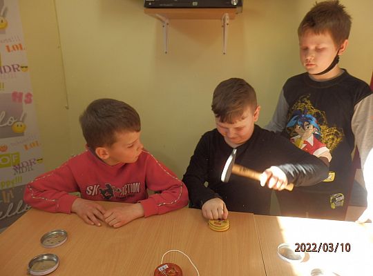 Jak  to „telefon miał kiedyś kabel?, „ a telefon komórkowy kiedyś nie był smart fonem?”.