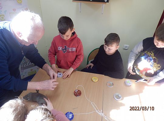 Jak  to „telefon miał kiedyś kabel?, „ a telefon komórkowy kiedyś nie był smart fonem?”.