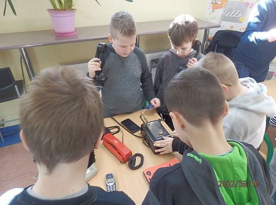 Jak  to „telefon miał kiedyś kabel?, „ a telefon komórkowy kiedyś nie był smart fonem?”.