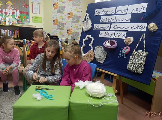 „Szydełko to moja pasja”. Warsztaty szydełkowania  przeprowadzone przez Marlenę z klasy IV b