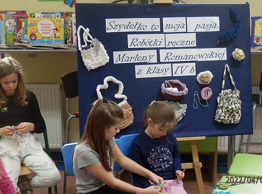 „Szydełko to moja pasja”. Warsztaty szydełkowania  przeprowadzone przez Marlenę z klasy IV b