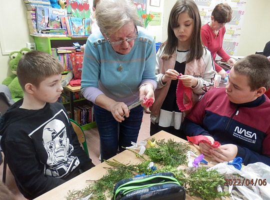 „Zrobione z gałązek, kwiatów i  wstążek…” warsztaty tworzenia palm wielkanocnych