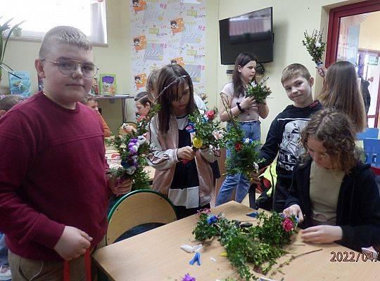 „Zrobione z gałązek, kwiatów i  wstążek…” warsztaty tworzenia palm wielkanocnych