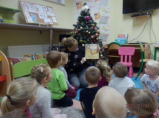 Sensoryczny kogel - mogel.  Spotkanie z przedszkolakami z grupy 0E z okazji Dnia Spaghetti