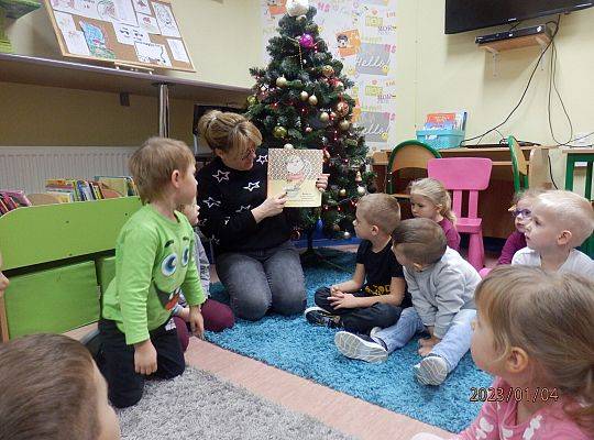 Sensoryczny kogel - mogel.  Spotkanie z przedszkolakami z grupy 0E z okazji Dnia Spaghetti