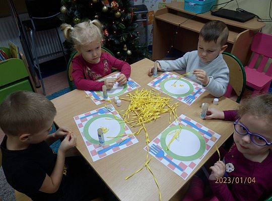 Sensoryczny kogel - mogel.  Spotkanie z przedszkolakami z grupy 0E z okazji Dnia Spaghetti