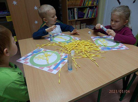 Sensoryczny kogel - mogel.  Spotkanie z przedszkolakami z grupy 0E z okazji Dnia Spaghetti