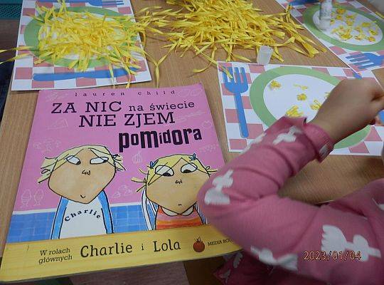 Sensoryczny kogel - mogel.  Spotkanie z przedszkolakami z grupy 0E z okazji Dnia Spaghetti