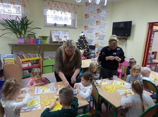 Sensoryczny kogel - mogel.  Spotkanie z przedszkolakami z grupy 0E z okazji Dnia Spaghetti