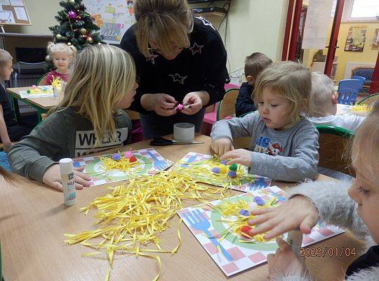 Sensoryczny kogel - mogel.  Spotkanie z przedszkolakami z grupy 0E z okazji Dnia Spaghetti
