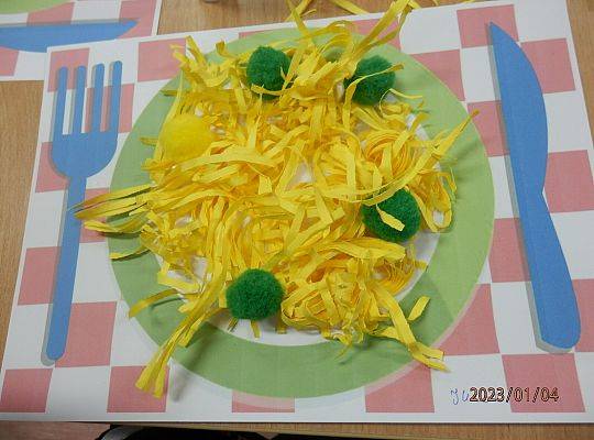 Sensoryczny kogel - mogel.  Spotkanie z przedszkolakami z grupy 0E z okazji Dnia Spaghetti