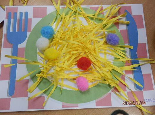 Sensoryczny kogel - mogel.  Spotkanie z przedszkolakami z grupy 0E z okazji Dnia Spaghetti