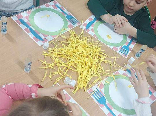 Sensoryczny kogel - mogel.  Spotkanie z przedszkolakami z grupy 0E z okazji Dnia Spaghetti