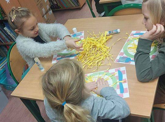 Sensoryczny kogel - mogel.  Spotkanie z przedszkolakami z grupy 0E z okazji Dnia Spaghetti