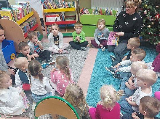 Sensoryczny kogel - mogel.  Spotkanie z przedszkolakami z grupy 0E z okazji Dnia Spaghetti