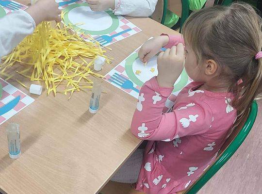 Sensoryczny kogel - mogel.  Spotkanie z przedszkolakami z grupy 0E z okazji Dnia Spaghetti
