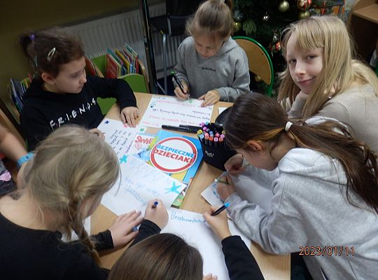 Zmalujmy "coś" na przerwie w bibliotece...