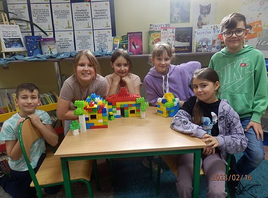 Czytamy z klasą 3 b lekturki spod chmurki