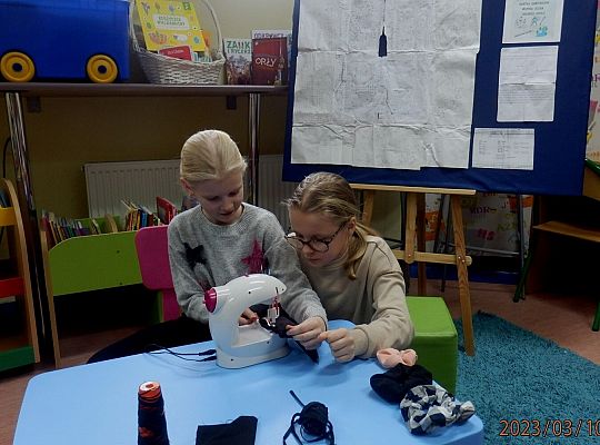 Jak uszyć scrunchie (frotkę do włosów) na maszynie do szycia?