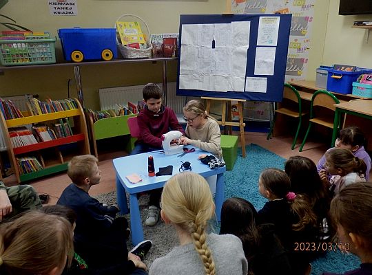 Jak uszyć scrunchie (frotkę do włosów) na maszynie do szycia?