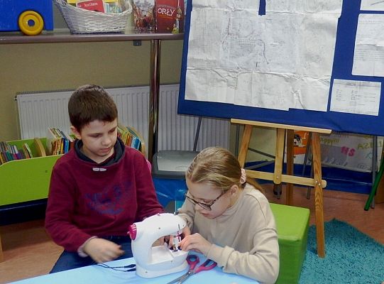 Jak uszyć scrunchie (frotkę do włosów) na maszynie do szycia?