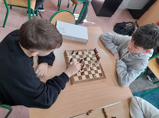 Na przerwach przygotowujemy się do turnieju szachowego