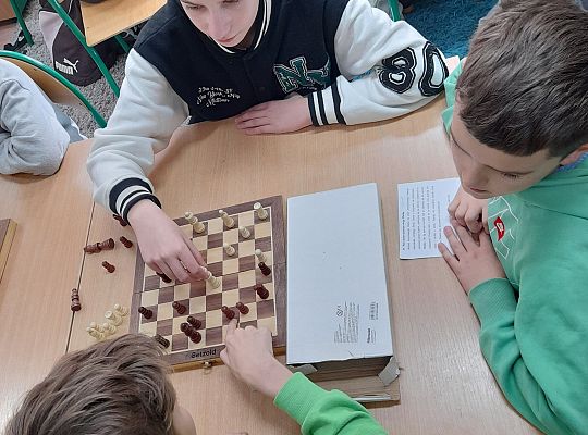Na przerwach przygotowujemy się do turnieju szachowego