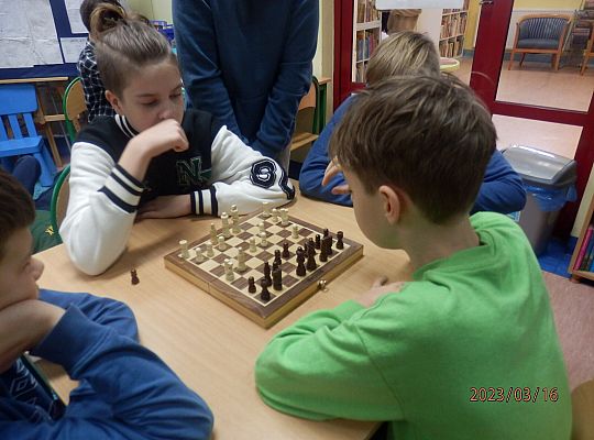 Na przerwach przygotowujemy się do turnieju szachowego