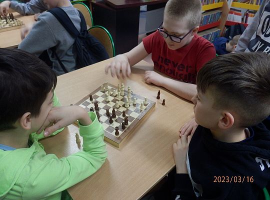 Na przerwach przygotowujemy się do turnieju szachowego