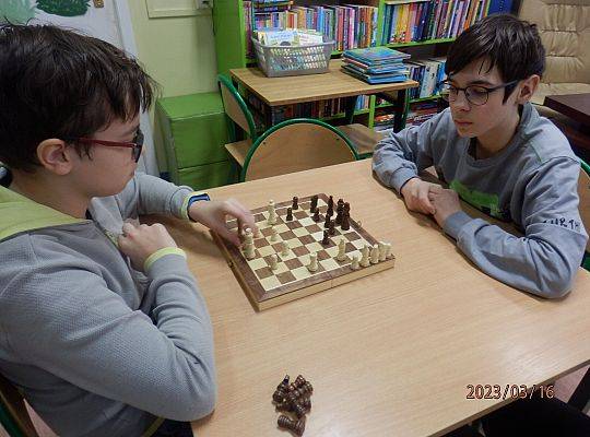 Na przerwach przygotowujemy się do turnieju szachowego