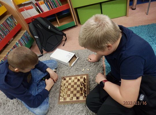 Na przerwach przygotowujemy się do turnieju szachowego