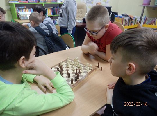 Na przerwach przygotowujemy się do turnieju szachowego