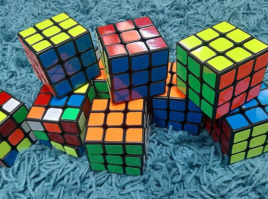  Już są! Już można je układać! Kostki Rubika czekają na Was w bibliotece
