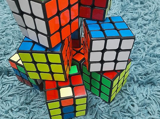  Już są! Już można je układać! Kostki Rubika czekają na Was w bibliotece