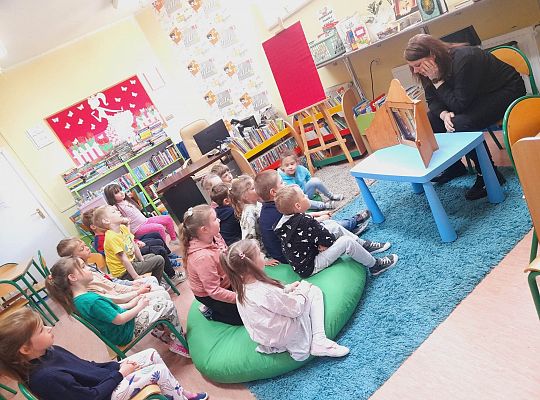 Noc (poranek:) w bibliotece