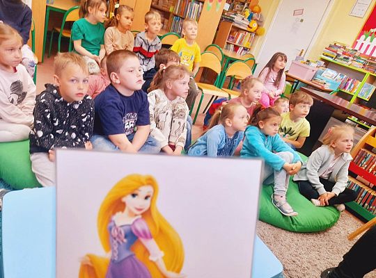 Noc (poranek:) w bibliotece