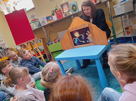 Noc (poranek:) w bibliotece