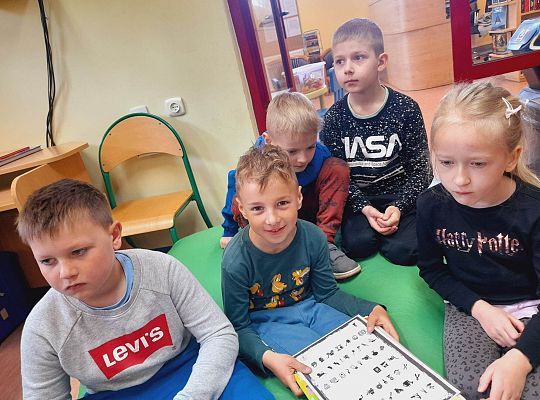 Noc (poranek:) w bibliotece