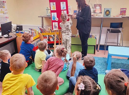 Noc (poranek:) w bibliotece