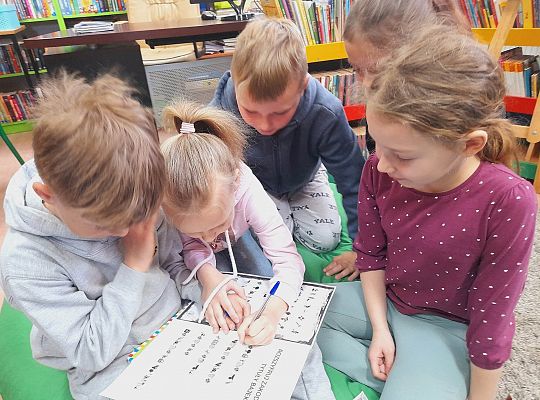 Noc (poranek:) w bibliotece