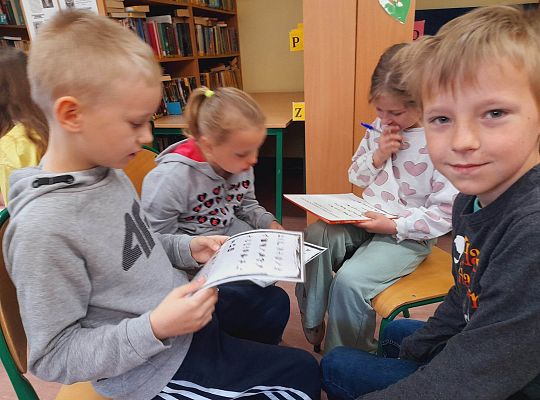 Noc (poranek:) w bibliotece