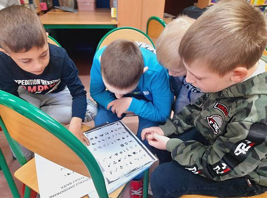 Noc (poranek:) w bibliotece