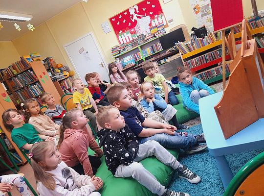 Noc (poranek:) w bibliotece